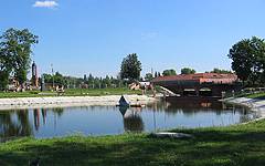 Novozybkov. Square with the pond