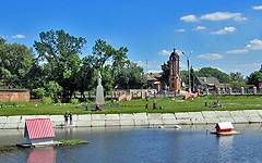 Novozybkov. Square with the pond
