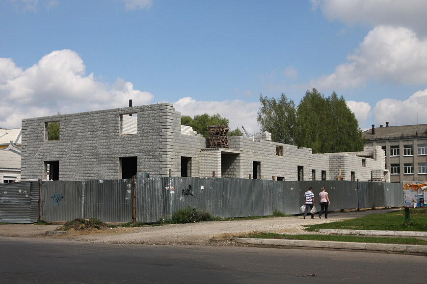 Строится трёхэтажный дом на 24 квартиры (Ломоносова, 35)