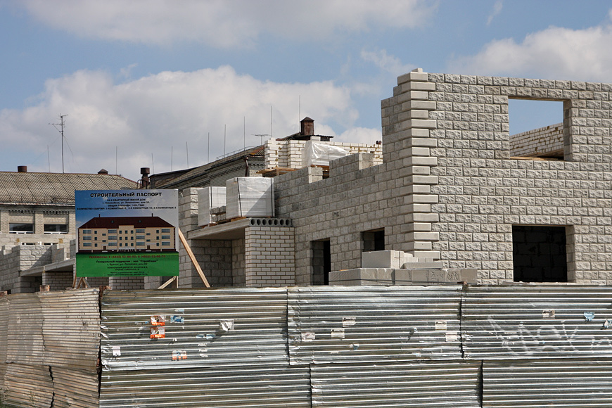 Строится трёхэтажный дом на 24 квартиры (Ломоносова, 35)