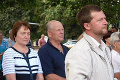 Скульптор Михаил Чирок (справа), автор памятника