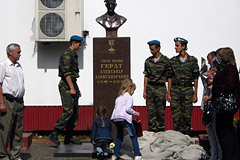 Племянницы Героя возлагают цветы к памятнику
