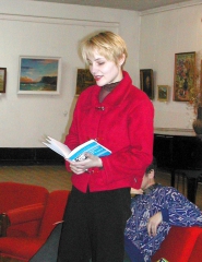 Т.Пожиленкова на своей презентации (2003 г.)